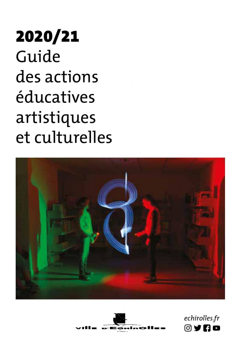 Visuel de la plaquette Éducation artistique et culturelle 2020-202. Il est écrit 2020/21 Guide des actions éducatives artistiques et culturelles. Une photo apparaît. Elle semble divisée en deux. Le côté gauche a une lumière verte. Le côté droit une couleur rouge. Au milieu deux artistes sont debout. Ils font du Light painting ( fixer la lumière dans un état temporel et d’espace).