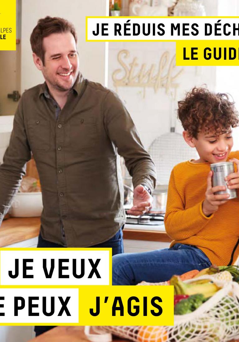 Visuel du guide "Je réduis mes déchets". Nous voyons un père avec son fils dans une cuisine, ils ont devant eux un sac de courses de légumes en tissus. 